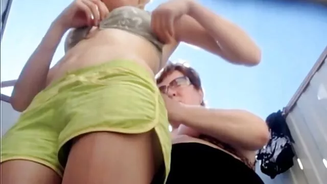 Nena negra lasciva está ver peliculas muy eroticas lista para cabalgar esa gran polla blanca