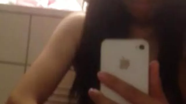 ¡Un tipo pilló ver pelis eroticas online gratis a su novia montando otra polla!